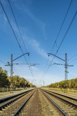 Güzel ve özgün panorama. Güzel arka plan ve görünümü, manzara ve demiryolu hattı ve yol, kavşak ve önlük yaz ve gündüz mavi gökyüzü bulutlu Panoraması.