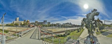 Novosibirsk, Rusya - 12 Eylül 2016. Güzel arka plan ve görünümü, manzara ve Tren İstasyonu, demiryolu ve çizgi, yol Kavşağı'nda yaz ve gün Panoraması.