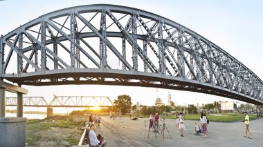 Novosibirsk, Rusya - 22 Haziran 2012. Güzel arka plan ve görünümü, manzara ve anıt Panoraması ve dolgu ve yaz demiryolu köprüsünde yayılımı.