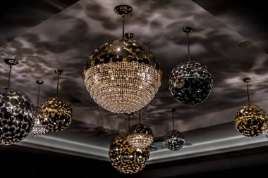 Güzel görünümü nesneleri. Güzel manzarası ve arka plan büyük kristal ve metal orijinal avizeler pahalı ve şık karanlık iç.