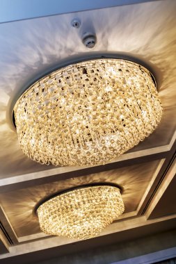 Güzel görünümü nesneleri. Güzel manzarası ve arka plan büyük kristal ve metal orijinal avizeler pahalı ve şık karanlık iç.