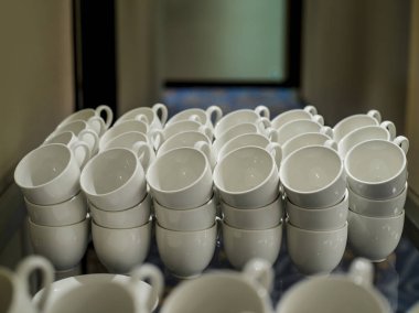 Güzel görünümü nesneleri. Güzel manzarası ve bardak, kupalar ve üst üste yemekler çok pahalı ve şık karanlık iç arka plan.