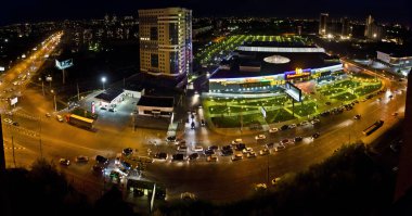 Novosibirsk, Rusya - 12 Eylül 2012. Güzel arka plan ve görünümü, manzara ve yukarıdan, alışveriş merkezi şehir panoraması, binalar, cadde ve park gece aydınlatmaları ile çatılar.