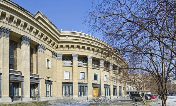 俄罗斯新西比尔斯克 2012年3月12日 美丽而原始的全景 美丽的景色和背景 市中心的风景 歌剧院和芭蕾剧院在下午附近在新西比尔斯克 — 图库照片