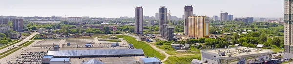 ノヴォシビルスク ロシア連邦 2013 美しい背景とビュー 風景や市内のショッピング センターで 上からのパノラマ 公園の日と夏の屋根 — ストック写真