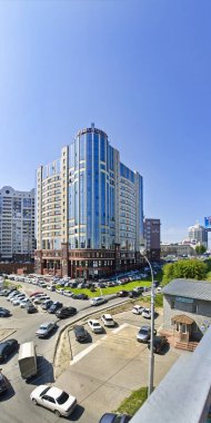 Novosibirsk, Rusya - 14 Ağustos 2012. Güzel arka plan ve görünümü, manzara ve şehir, sokak, avenue, evler, gökdelenler, park ve yaz Panoraması.