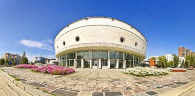 Novosibirsk, Rusya - 14 Ağustos 2012. Güzel arka plan ve görünümü, manzara ve şehir, sokak, kamu ve kamu binası, tiyatro, park gün ve yaz Panoraması.