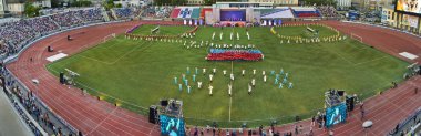 Novosibirsk, Rusya - 25 Haziran 2013. Güzel arka plan ve görünümü, manzara ve spor festivali ve olaylar şehir Stadyumu'nda bir yeşil alan, gün ve yaz Panoraması.