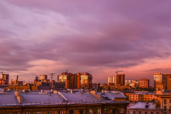 美しい背景とビュー 都市のパノラマ夕日や日の出 夕方や朝は 曇り空から建物の屋根 — ストック写真