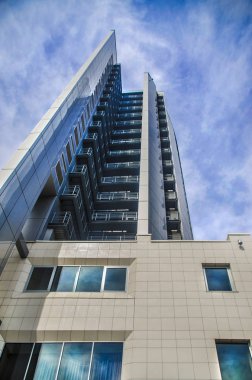Güzel şehir manzarası ve arka planlar. Güzel arka plan ve görünümü, manzara ve yüksek katlı bir bina ve bir gökdelen öğleden sonra aşağıdan Panoraması.