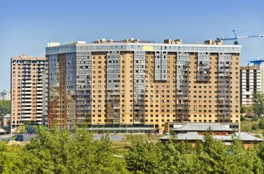 Güzel arka plan ve görünümü, manzara ve yukarıdan panorama city, konut çatılar ve kamu, kamu binaları, mavi gökyüzü ve bulutlar, yaz aylarında olmadan karşı.