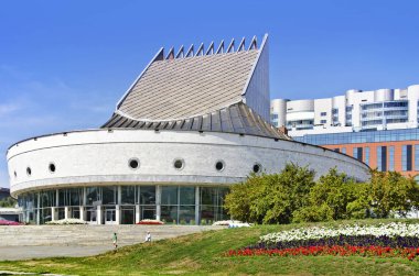 Güzel arka plan ve görünümü, manzara ve şehir, ilginç bir ve dairesel şekil orijinal kamu ve kamu binası, bir tiyatro, bir park ve yaz aylarında bir kamu bahçe Panoraması.