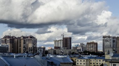 Güzel arka plan ve görünümü, manzara ve yukarıdan panorama city, konut çatılar ve kamu, kamu binaları, mavi gökyüzü ve bulutlar, yaz aylarında olmadan karşı.
