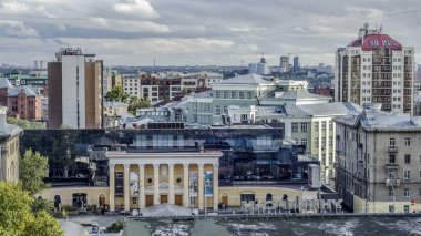 Novosibirsk, Rusya - 8 Eylül 2017. Güzel arka plan ve görünümü, manzara ve yukarıdan panorama city, konut çatılar ve kamu, kamu binaları, mavi gökyüzü karşı.