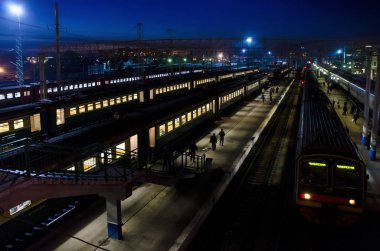 Novosibirsk, Rusya - 25 Eylül 2012. Güzel arka plan ve görünümü, manzara ve panorama gece veya akşam Tren İstasyonu bir önlük, trenler ve aydınlatmaları.