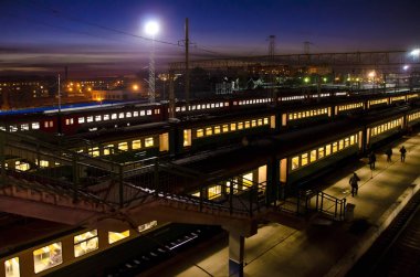 Novosibirsk, Rusya - 25 Eylül 2012. Güzel arka plan ve görünümü, manzara ve panorama gece veya akşam Tren İstasyonu bir önlük, trenler ve aydınlatmaları.
