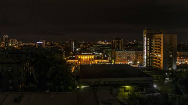 Novosibirsk, Rusya - 7 Eylül 2017. Güzel arka plan ve görünümü, manzara ve gece veya akşam şehir panoraması, binaları ve sokakları yukarıdan aydınlatmaları ile çatılar.