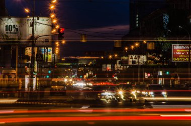 Novosibirsk, Rusya - 12 Haziran 2014. Güzel arka plan ve görünümü, manzara ve gece veya şehir merkezinde, avenue arabalar ve aydınlatmaları ile akşam Panoraması.