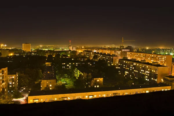 美丽的背景和景观 夜景和夜景 夜景或晚城区的全景 建筑物和街道的屋顶与照明从上面 — 图库照片