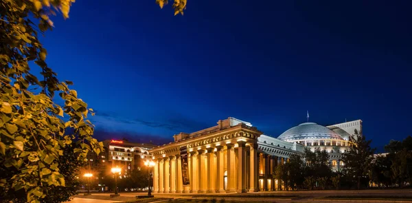 美しい背景とビュー または夜のダウンタウンには 中央広場 オペラ バレエ劇場の照明でのパノラマ — ストック写真