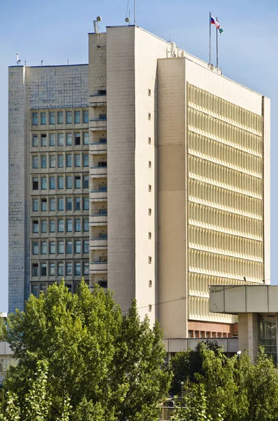 Güzel arka plan ve görünümü, manzara ve yukarıdan panorama city, konut çatılar ve kamu, kamu binaları, mavi gökyüzü ve bulutlar, yaz aylarında olmadan karşı.