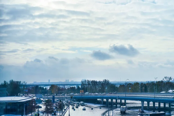 ノヴォシビルスク ロシア連邦 2016 美しい背景とビュー ランドス ケープと都市計画道路と鉄道インターチェンジと午後の雲と青空の棚との接合部のパノラマ — ストック写真