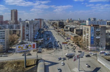 Novosibirsk, Rusya - 14 Nisan 2014. Şehir, Başkent, binaların çatıları, caddenin gün yukarıda güzel arka plan ve görünümü, peyzaj, panorama.