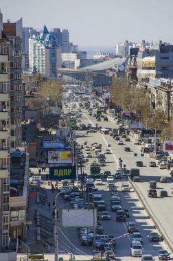 Novosibirsk, Rusya - 14 Nisan 2014. Şehir, Başkent, binaların çatıları, caddenin gün yukarıda güzel arka plan ve görünümü, peyzaj, panorama.