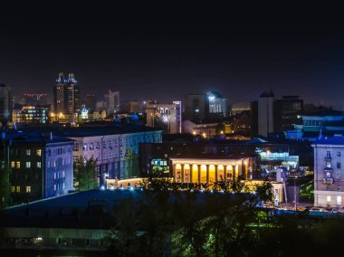 Novosibirsk, Rusya - 9 Mayıs 2015. Güzel arka plan ve görünümü, manzara ve gece şehir ve yukarıdan, sermaye Merkezi'nden binaların çatıları Panoraması.