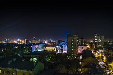 Novosibirsk, Rusya - 9 Mayıs 2015. Güzel arka plan ve görünümü, manzara ve gece şehir ve yukarıdan, Merkezi, binaların çatıları ve cadde üzerinde sermaye Panoraması.