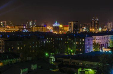 Novosibirsk, Rusya - 9 Mayıs 2015. Güzel arka plan ve görünümü, manzara ve gece şehir ve yukarıdan, sermaye Merkezi'nden binaların çatıları Panoraması.