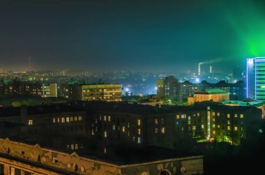 Güzel arka plan ve görünümü, manzara ve gece şehir ve yukarıdan, Merkezi, binaların çatıları ve aydınlatma ve aydınlatma ile cadde üzerinde sermaye Panoraması.