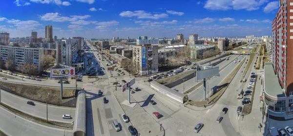 俄罗斯新西比尔斯克 2014年4月14日 美丽的背景和景观 城市的全景 建筑物的屋顶 白天以上的大道 — 图库照片