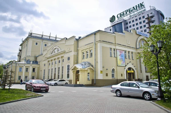 俄罗斯新西比尔斯克 2012年5月23日 美丽的背景和景观 景观和城市剧院 公共和公共建筑在夏日的全景 — 图库照片