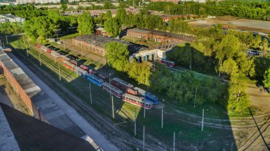 Güzel arka plan ve görünümü, manzara ve gece ve yaz yukarıdan şehirde tramvay depo Panoraması.