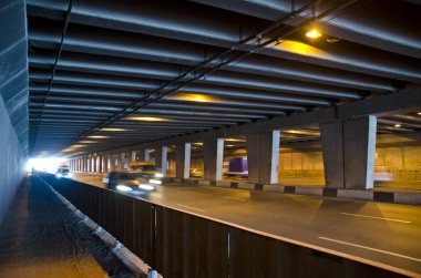 Güzel şehir manzarası ve arka planlar. Güzel arka plan ve görünümü, manzara ve yeraltı otomobil tüneli ışık ve Binicilik araba Panoraması.
