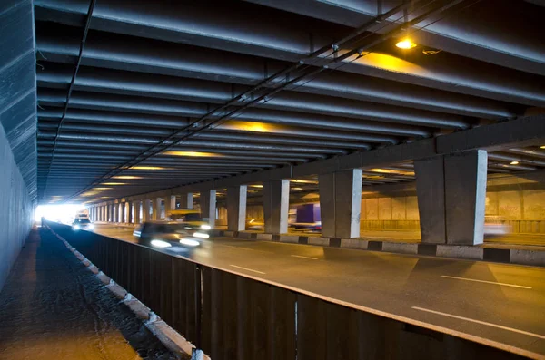 Güzel şehir manzarası ve arka planlar. Güzel arka plan ve görünümü, manzara ve yeraltı otomobil tüneli ışık ve Binicilik araba Panoraması.