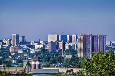 Novosibirsk, Rusya - 28 Haziran 2015. Güzel arka plan ve görünümü, manzara ve yukarıdan panorama city, konut çatılar ve kamu, kamu binaları, mavi gökyüzü, yaz aylarında karşı.