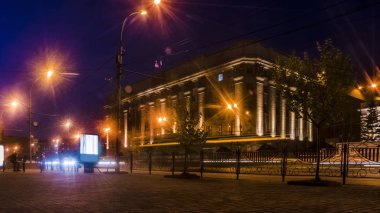 Işıklı güzel arka plan, görünümü, peyzaj, sütunlar, avenue, kaldırım, gece ile binalarla şehir merkezi, sermaye, Meydanı Panoraması.
