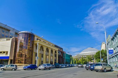 Novosibirsk, Rusya - 14 Ağustos 2012. Güzel arka plan ve görünümü, manzara ve yukarıdan panorama city, konut çatılar ve kamu, kamu binaları, mavi gökyüzü, yaz aylarında karşı.