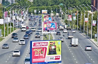 Novosibirsk, Rusya - 14 Ağustos 2012. Güzel arka plan, görünümü, peyzaj, şehir cadde ve geniş bir otoyol arabalar gece ve yaz merkezi Panoraması.