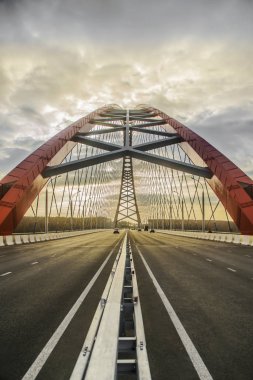 Güzel arka plan ve görünümü, manzara ve modern askılı Panoraması türü, kırmızı köprü ve yol mavi gökyüzü bulutlu arabalı kemerli.