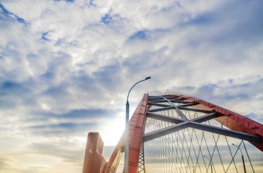 Güzel arka plan ve görünümü, manzara ve modern askılı kemerli tip, kırmızı köprü mavi gökyüzü bulutlu Panoraması.