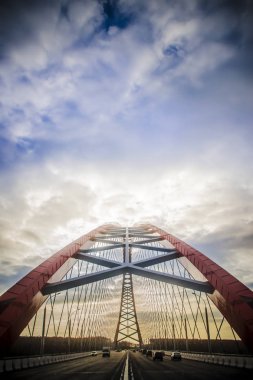 Güzel arka plan ve görünümü, manzara ve modern askılı Panoraması türü, kırmızı köprü ve yol mavi gökyüzü bulutlu arabalı kemerli.