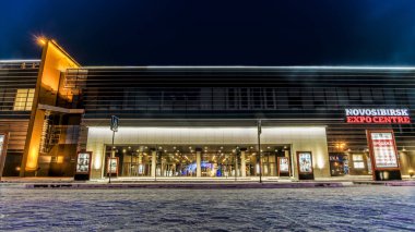 Novosibirsk, Rusya - 30 Aralık 2017. Güzel arka plan, görünümü, peyzaj, modern bir ofis, gece ışık aydınlatma ve fener ile bina genel Panoraması.