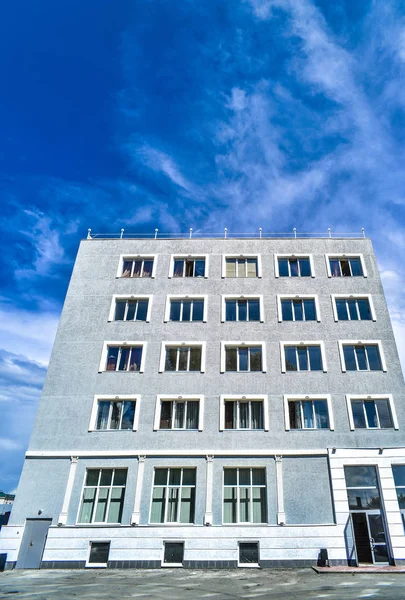 夏の雲と青空と近代的なオフィスビルのパノラマ風景とビュー美しい背景 — ストック写真