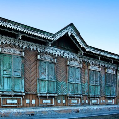 Güzel şehir manzarası ve arka planlar. Güzel arka plan, görünümü, peyzaj, eski bir vintage retro tarzı ahşap bina Panoraması.