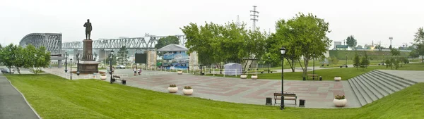 ノヴォシビルスク ロシア連邦 2012 美しい背景 ビュー 記念碑と有名な人と人 日の夏の間に公園の記念碑のパノラマ — ストック写真