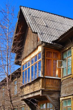 Güzel şehir manzarası ve arka planlar. Güzel arka plan, görünümü, peyzaj, eski bir vintage retro tarzı ahşap bina Panoraması.