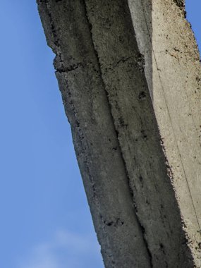 Güzel kentsel nesneler. Güzel arka plan, görünümü ve beton bir sütun, kazık ve yapıları mavi gökyüzü gün boyunca karşı doku.